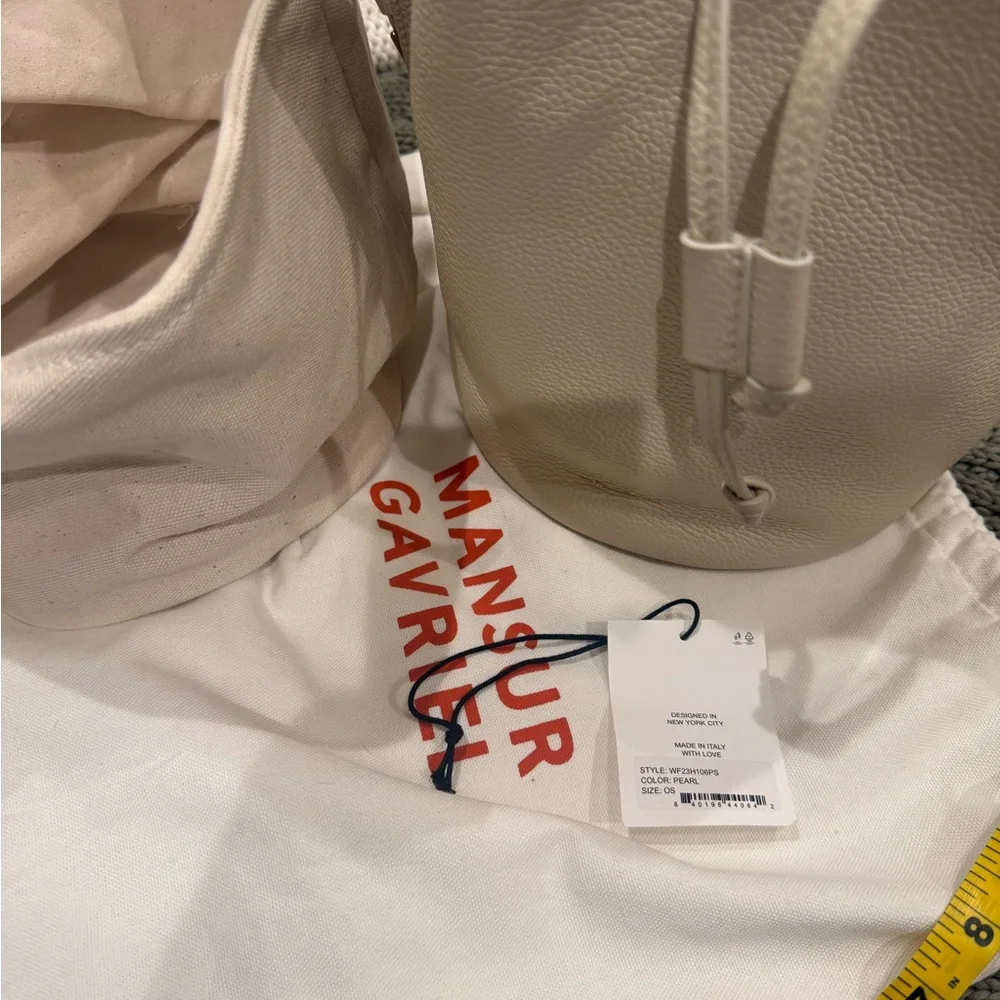 Mansur Gavriel Ivory Leather Bucket Shoulder Bag with tag. Pearl 12x9 approx - Picture 4 of 12